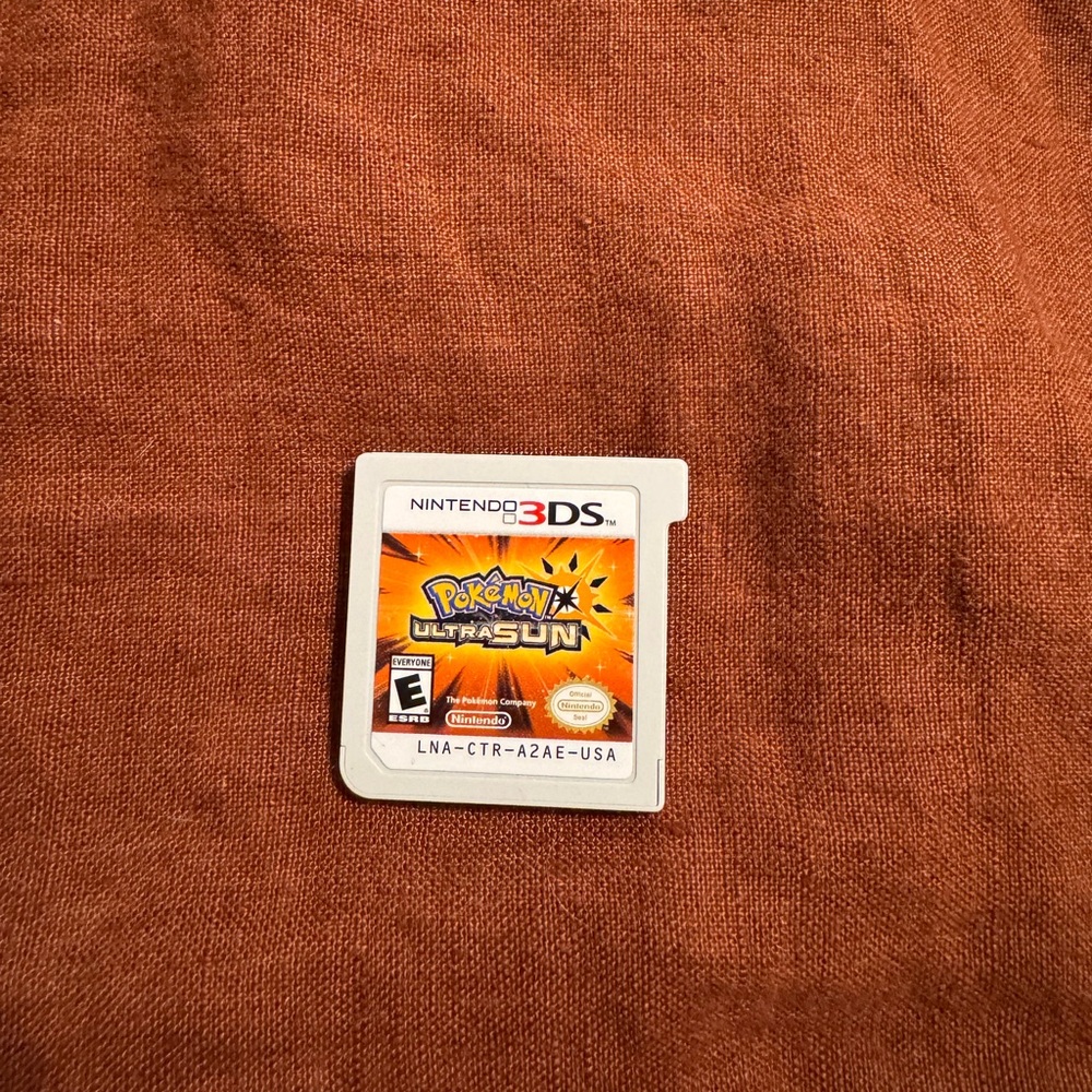Nintendo 3DS Pokémon Ultra Sun Game - White and Orange